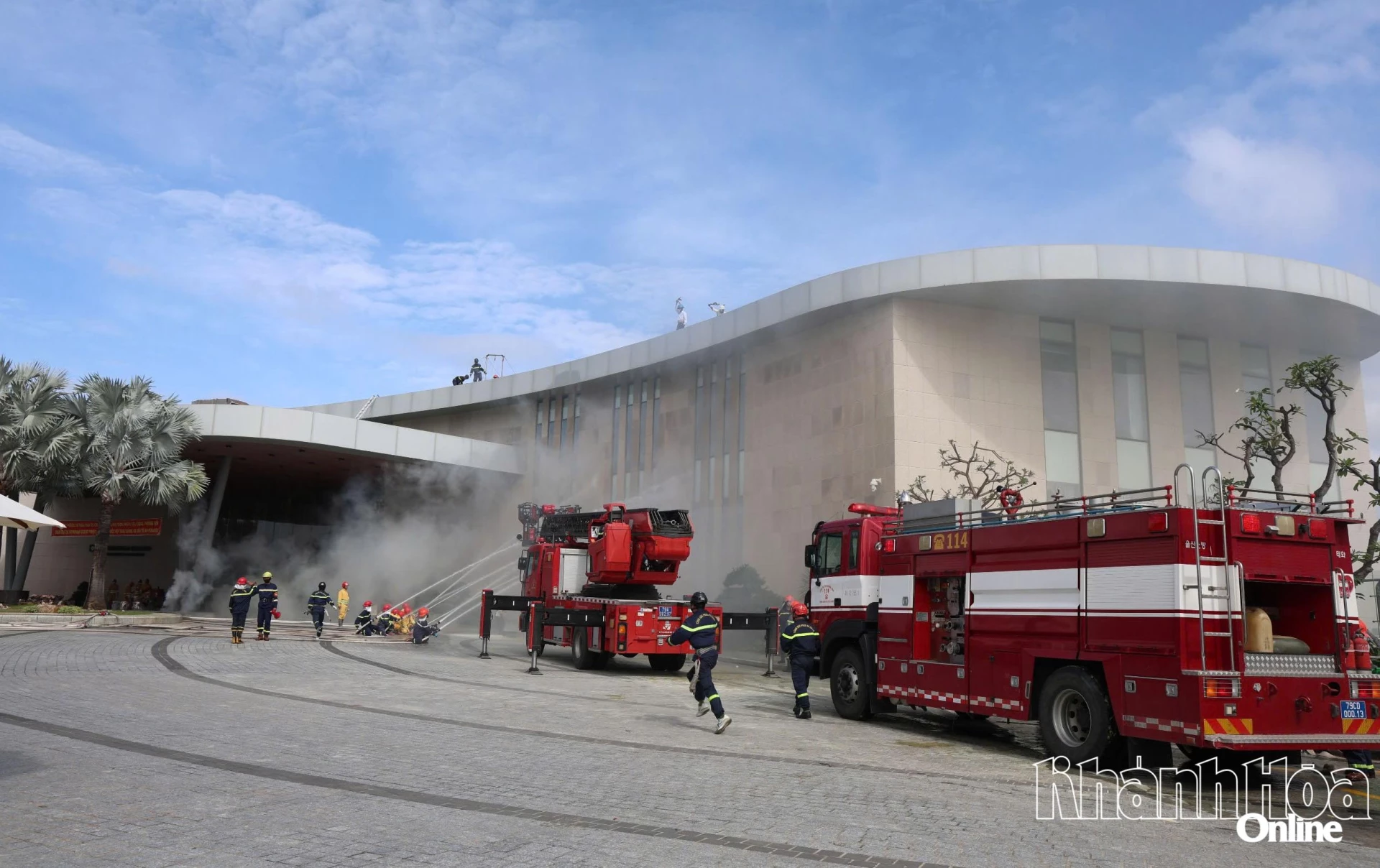 Lực lượng chữa cháy chuyên nghiệp cơ động đến hiện trường