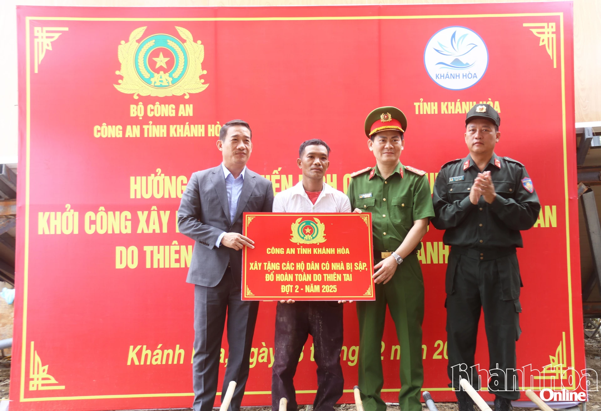 Đại diện lãnh đạo Thương mại Cổ phần Sài Gòn - Hà Nội đồng hành cùng Công an tỉnh Khánh Hòa trao kinh phí hỗ trợ 900 triệu đồng 