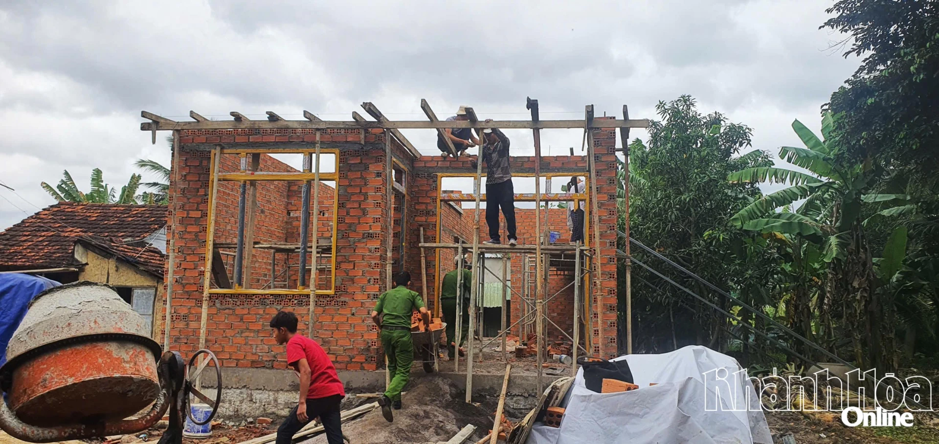 Sau 9 ngày khởi công xây dựng, căn nhà bà Châu ở Diên Điền đã dần thành hình