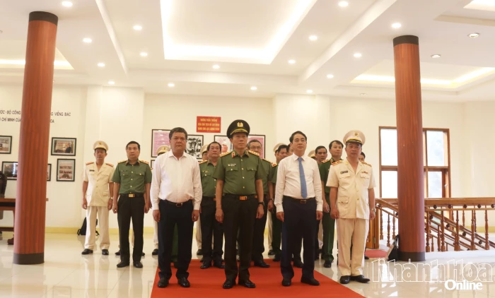 Bộ trưởng Bộ Công an Lương Tam Quang cùng lãnh đạo tỉnh Khánh Hòa dâng hoa, dâng hương tưởng niệm Chủ tịch Hồ Chí Minh và các anh hùng liệt sĩ