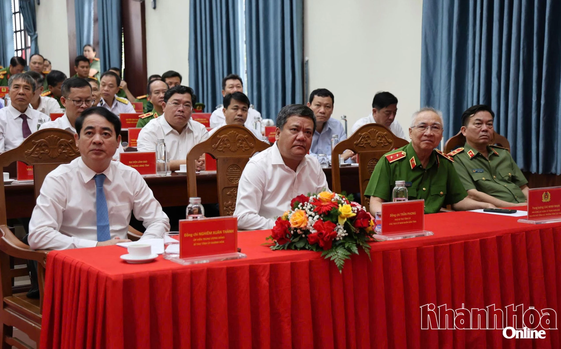 Các đồng chí lãnh đạo tỉnh và các đại biểu tham dự hội nghị