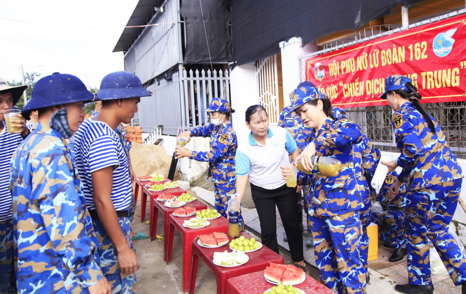 Phụ nữ Lữ đoàn 162 tiếp sức chiến dịch.