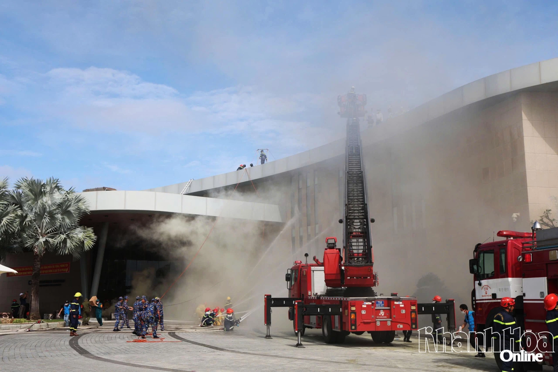 Công tác chữa cháy, cứu nạn, cứu hộ diễn ra hết sức khẩn trương
