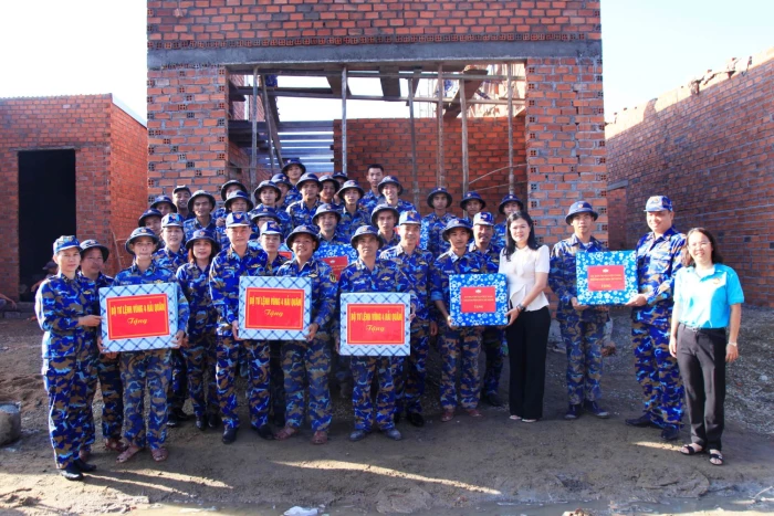 Tư lệnh Vùng 4 Hải quân và Mặt trận TP. Hồ Chí Minh thăm, động viên cán bộ, chiến sĩ đang thực hiện "Chiến dịch Quang Trung"