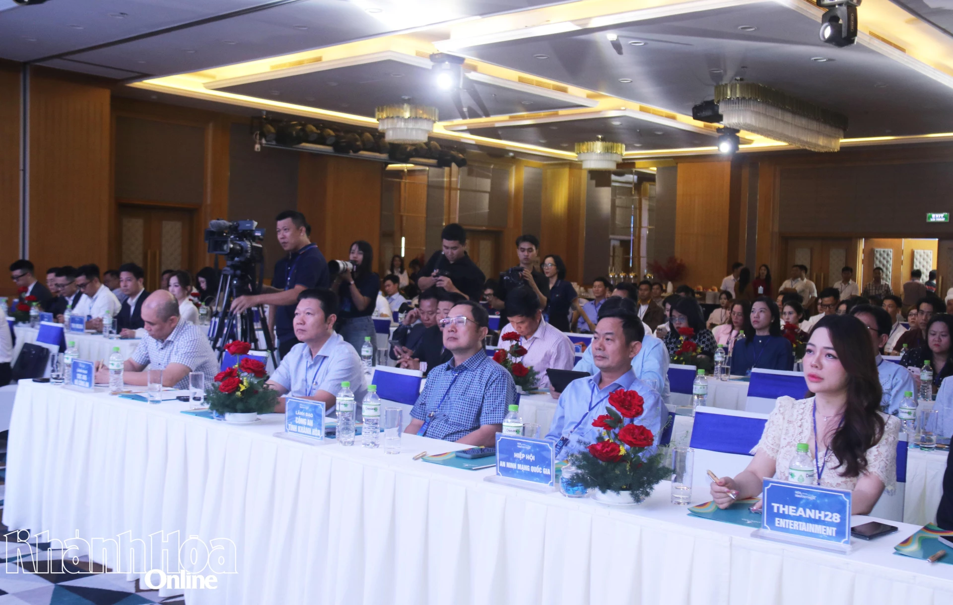 Các đại biểu tham dự hội nghị