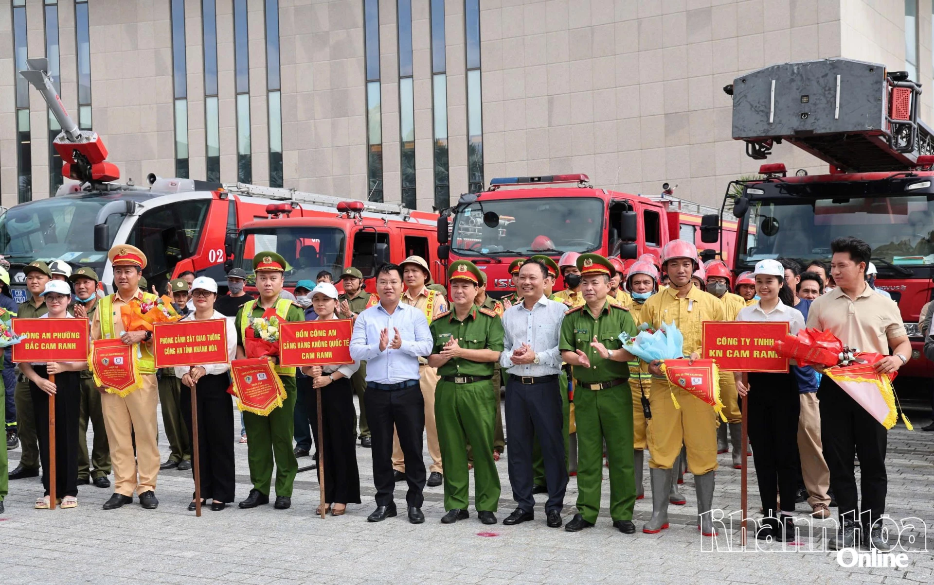 Ban Chỉ đạo thực tập tặng cờ lưu niệm cho các lực lượng 