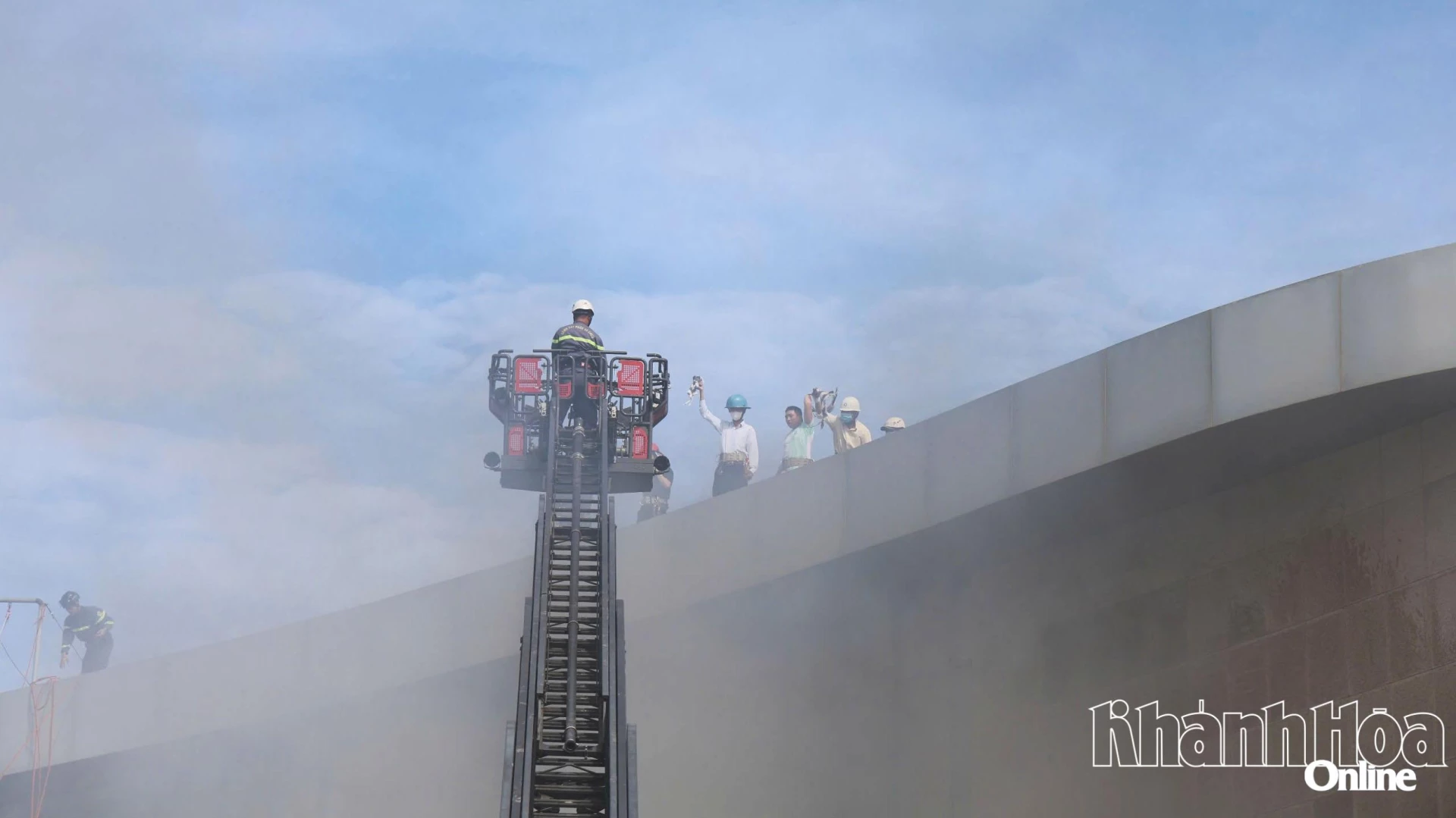 Nạn nhân được giải cứu bằng xe thang