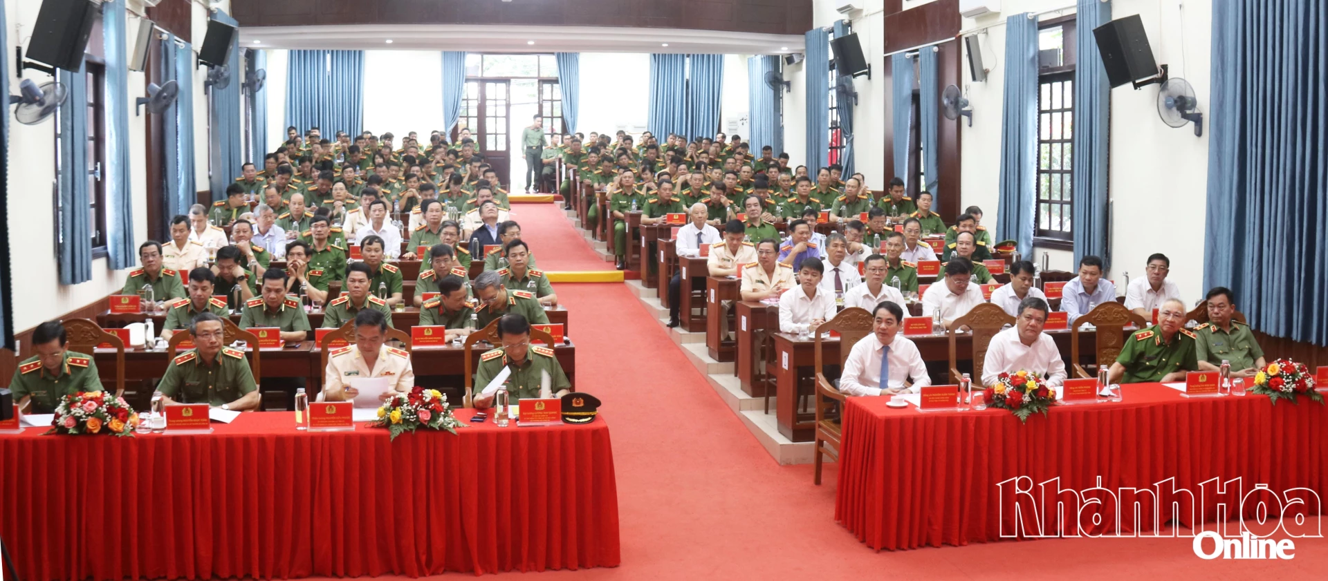 Các đại biểu tham dự hội nghị.