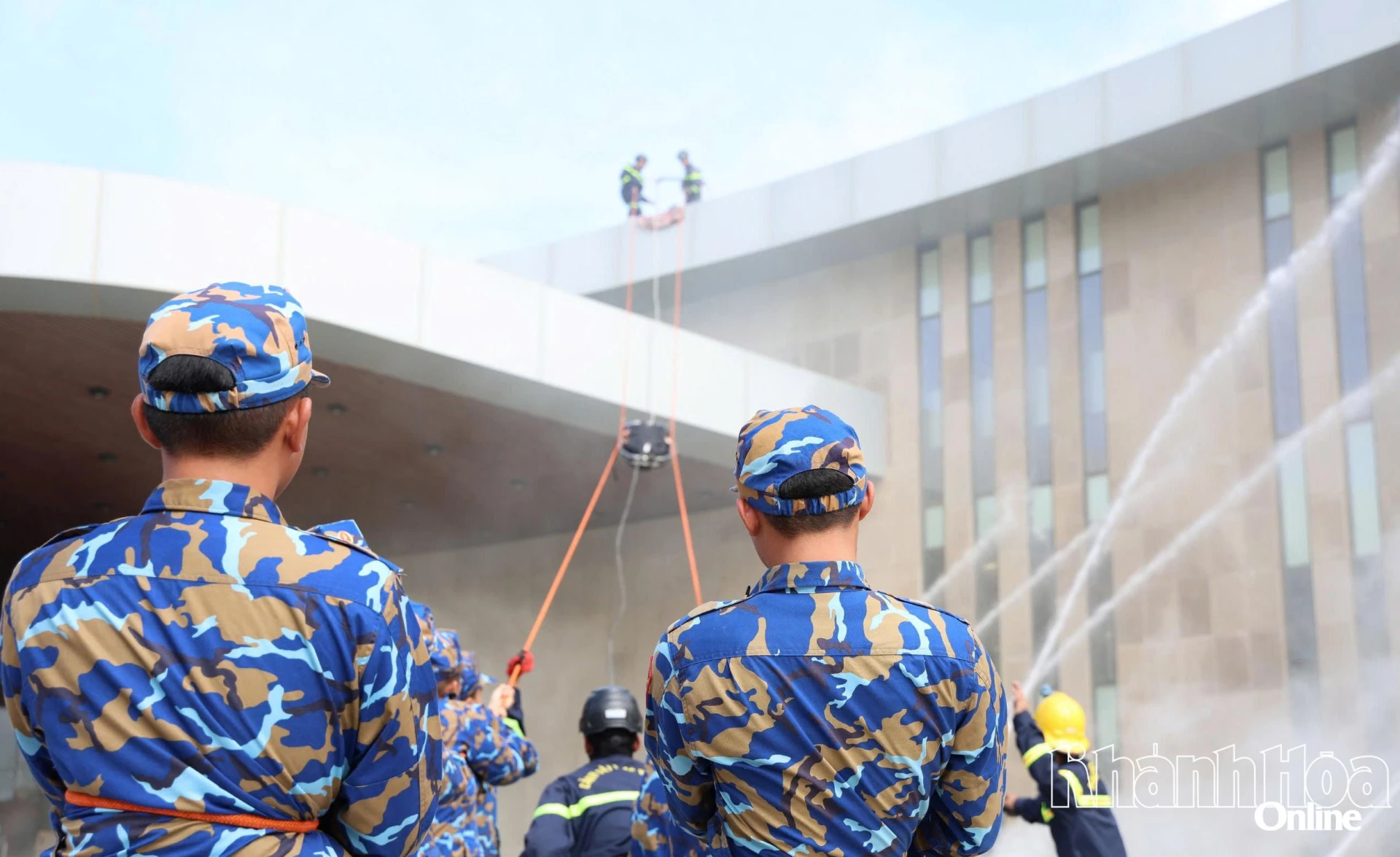 Các lực lượng Quân đội và chữa cháy chuyên nghiệp phối hợp nỗ lực giải cứu nạn nhân 