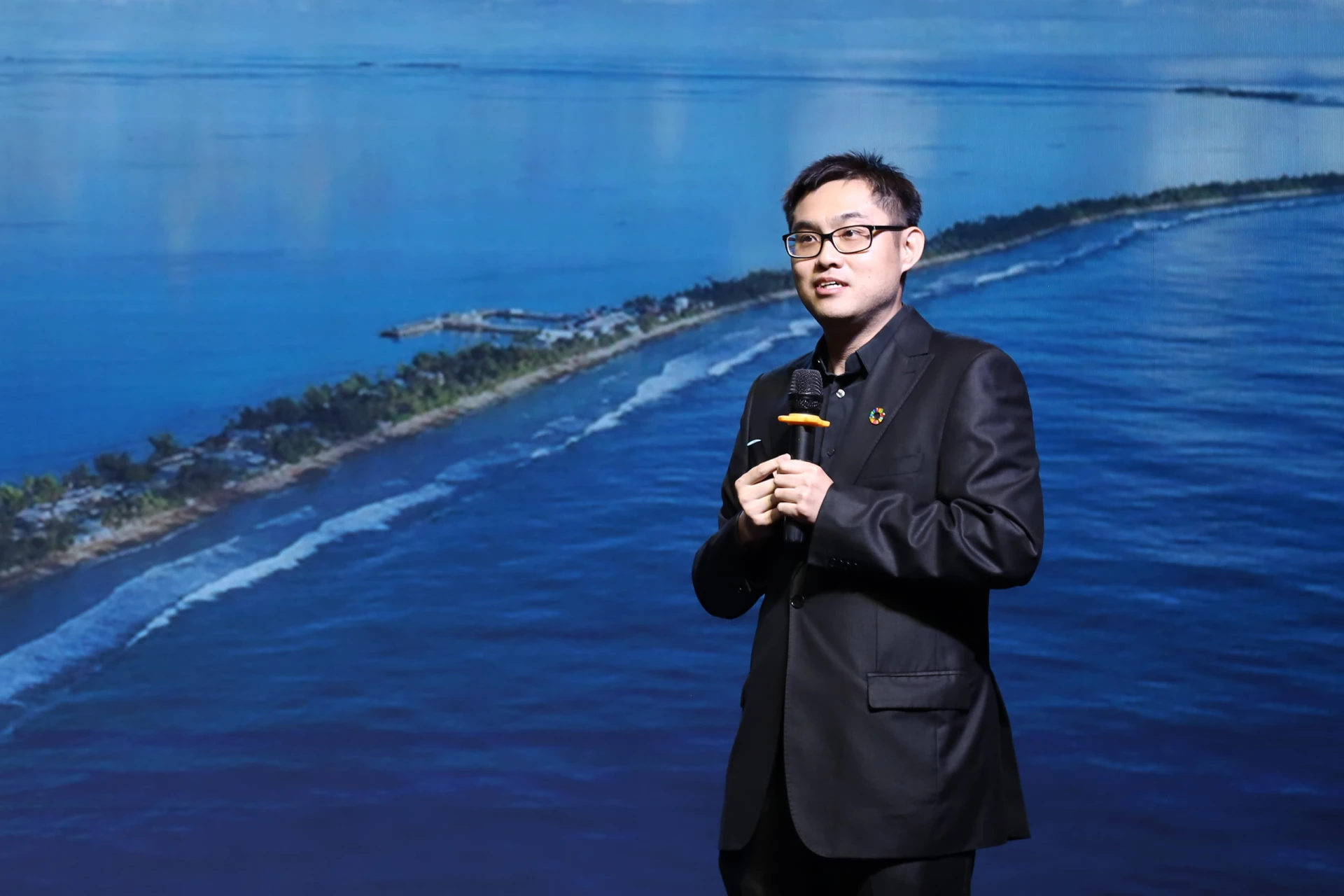 TS. Adrian Yat Wai Lo từ Đại học Thammasat, Thái Lan chia sẻ tại phiên tham luận. Nguồn: UEH (ISCM, tháng 10/2025).