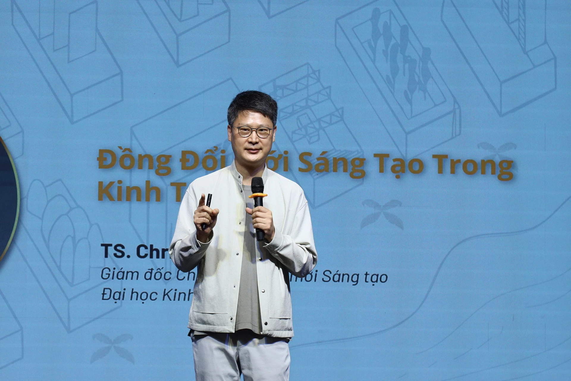 TS. Christopher Han trình bày tại phiên tham luận. Nguồn: UEH (ISCM, tháng 10/2025).