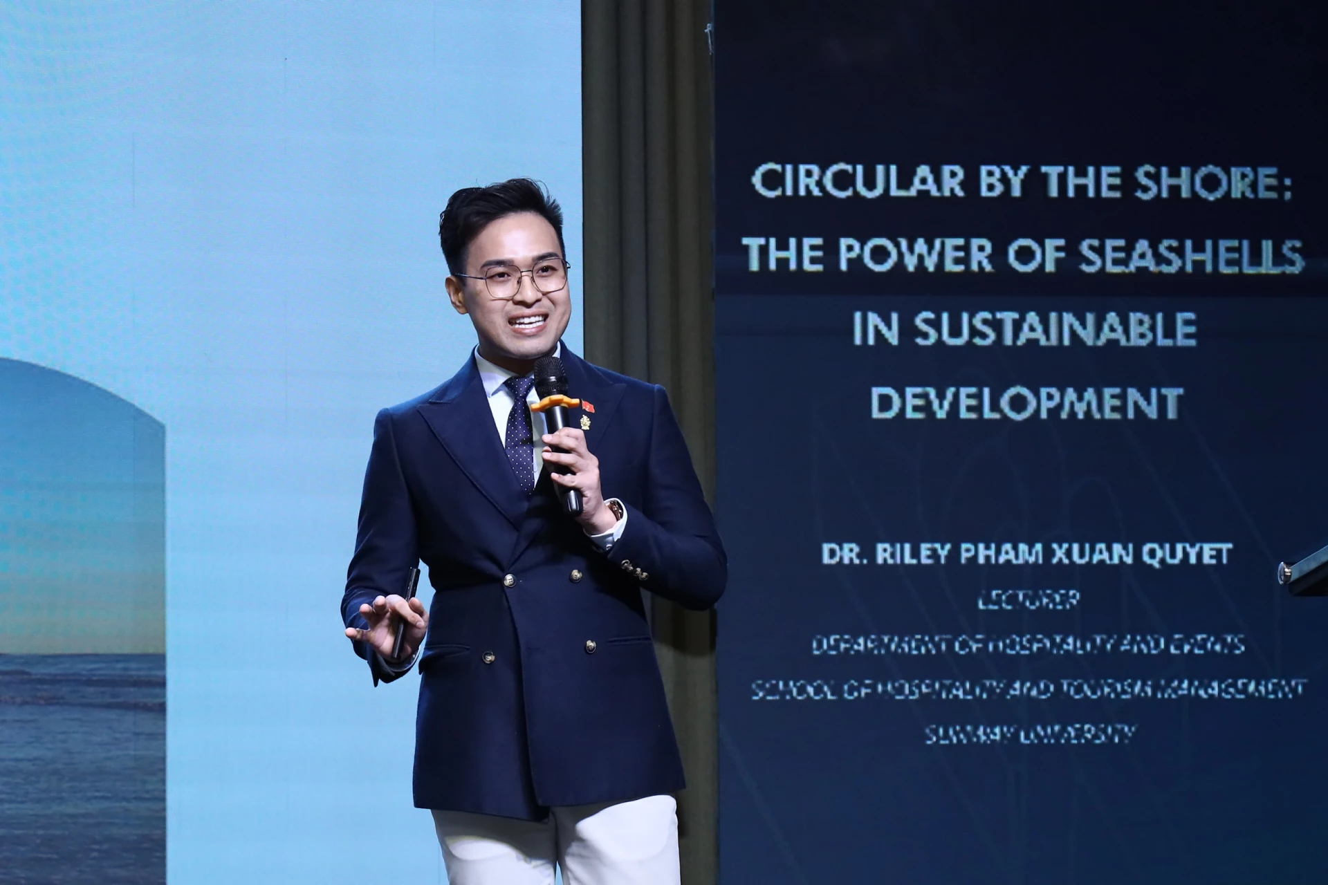 TS. Riley chia sẻ về vật liệu xanh tiềm năng tại phiên tham luận. Nguồn: UEH (ISCM, tháng 10/2025)