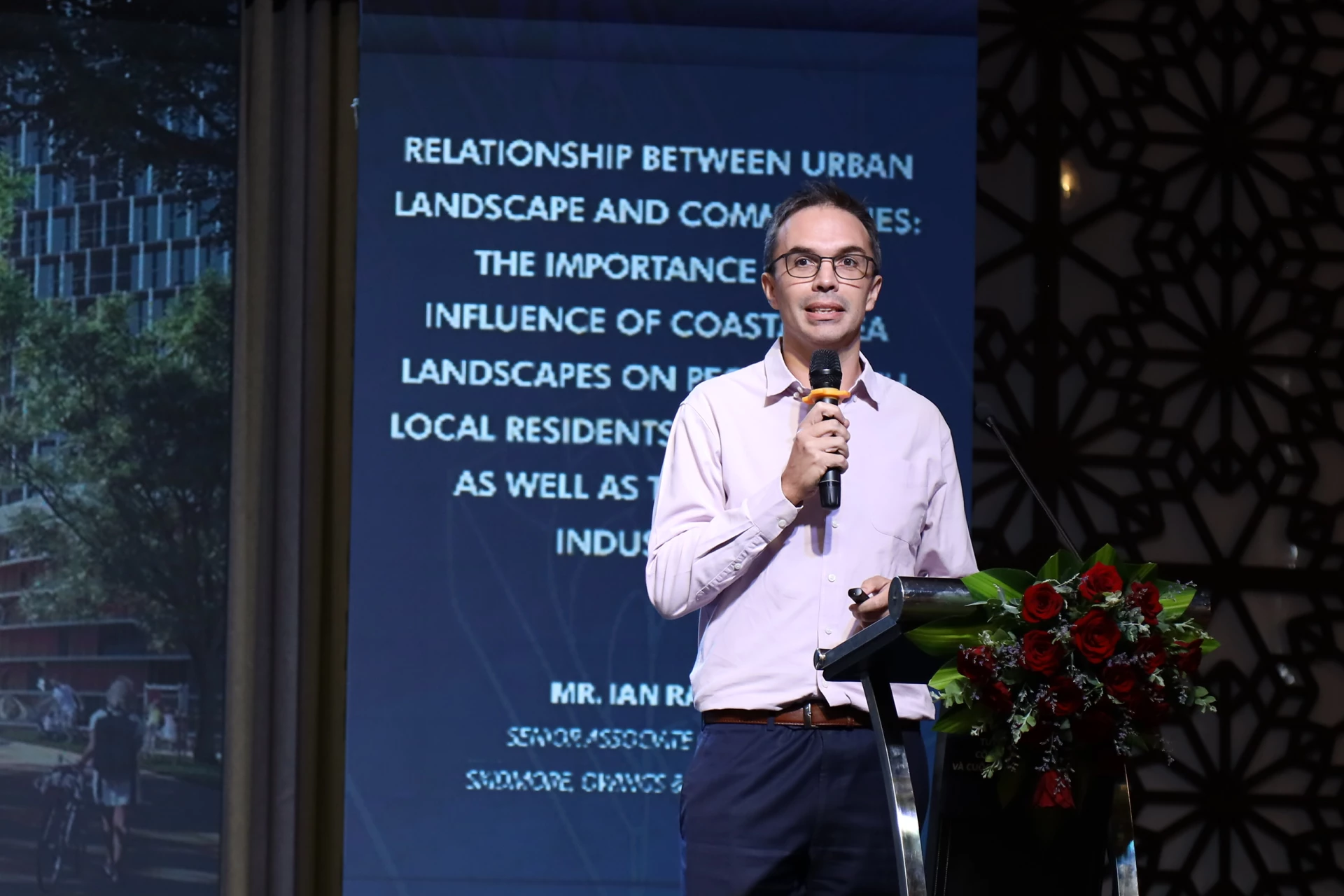 Ông Ian Ralph – Trưởng nhóm Quy hoạch và Thiết kế Đô thị tại Skidmore, Owings & Merrill (SOM) - chia sẻ quan điểm và góc nhìn nghiên cứu của mình tại phiên tham luận.Nguồn: UEH (ISCM, tháng 10/2025).