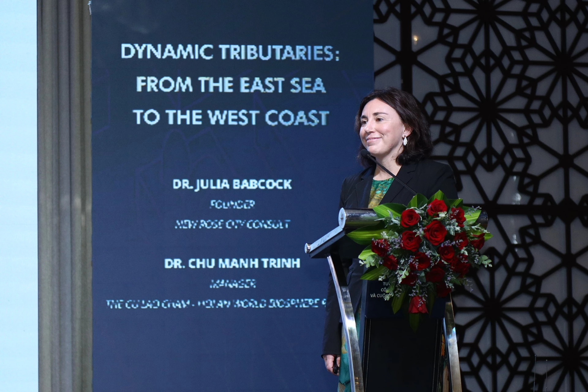 TS. Julia Babcock trao đổi nhìn lại 15 năm làm việc với các cộng đồng vùng ven biển tại miền Trung Việt Nam. Nguồn: UEH (ISCM, tháng 10/2025).