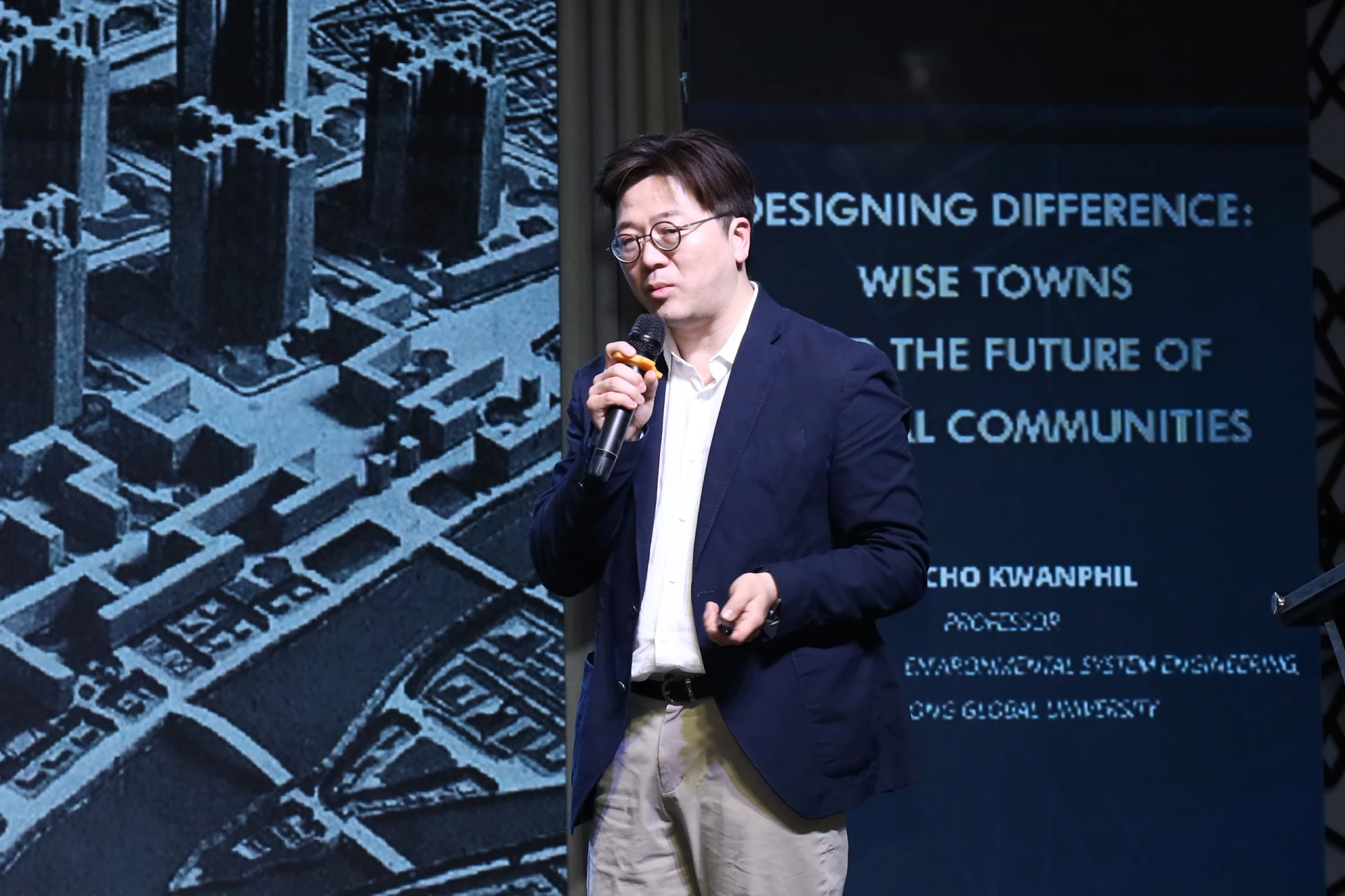 TS. Cho Kwanphil đặt vấn đề trong mở đầu phiên tham luận. Nguồn: UEH (ISCM, tháng 10/2025).