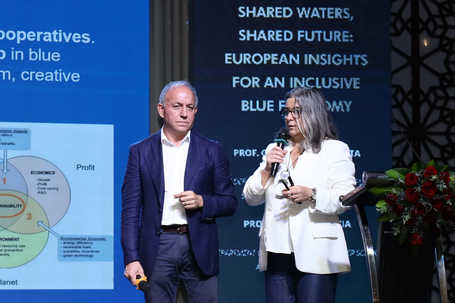 GS. Giovanni Quaranta và GS. Rosanna Salvia trình bày tại phiên tham luận. Nguồn: UEH (ISCM, tháng 10/2025).