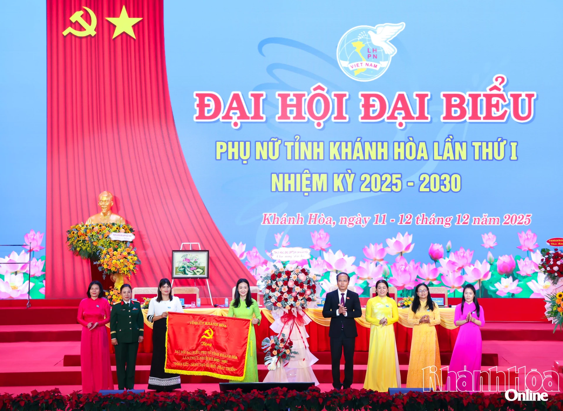 Đồng chí Nguyễn Khắc Hà trao bức trướng và hoa chúc mừng đại hội.
