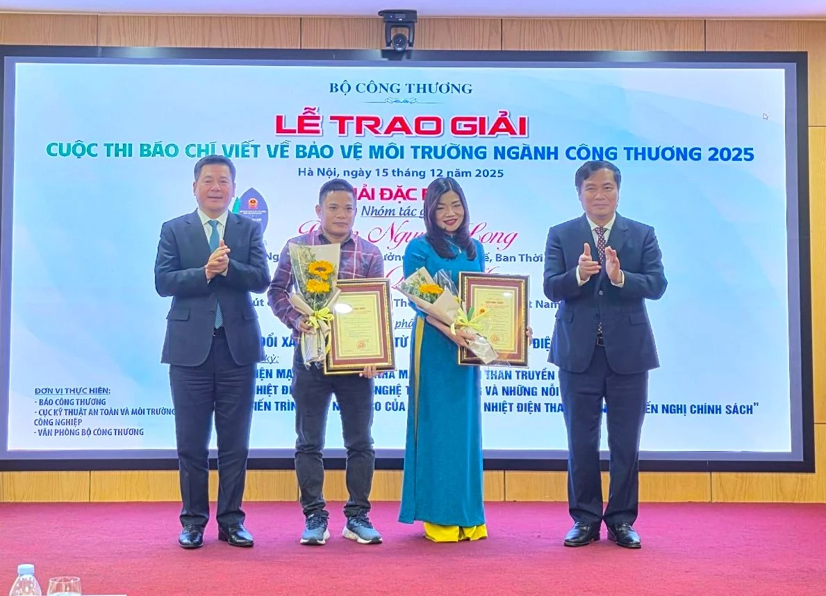 Đồng chí Nguyễn Hồng Diên và đồng chí ồng chí Phan Xuân Thủy - Phó Trưởng Ban Tuyên giáo và Dân vận Trung ương