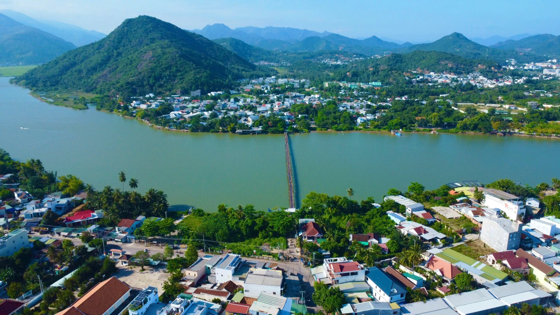 Cầu gỗ Phú Kiểng bắc qua sông Cái thời điểm chưa bị trôi