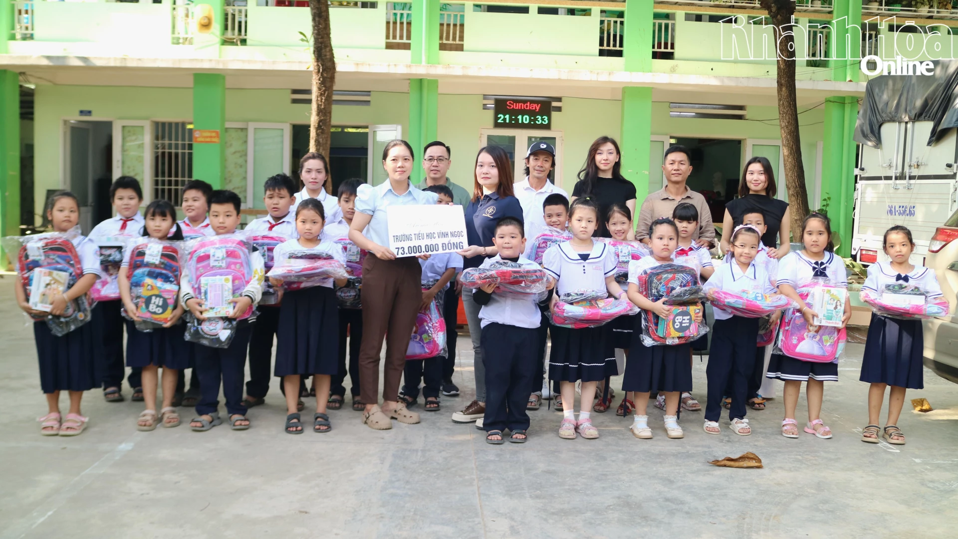 Trao quà hỗ trợ cho học sinh Trường Tiểu học Vĩnh Ngọc (phường Tây Nha Trang).