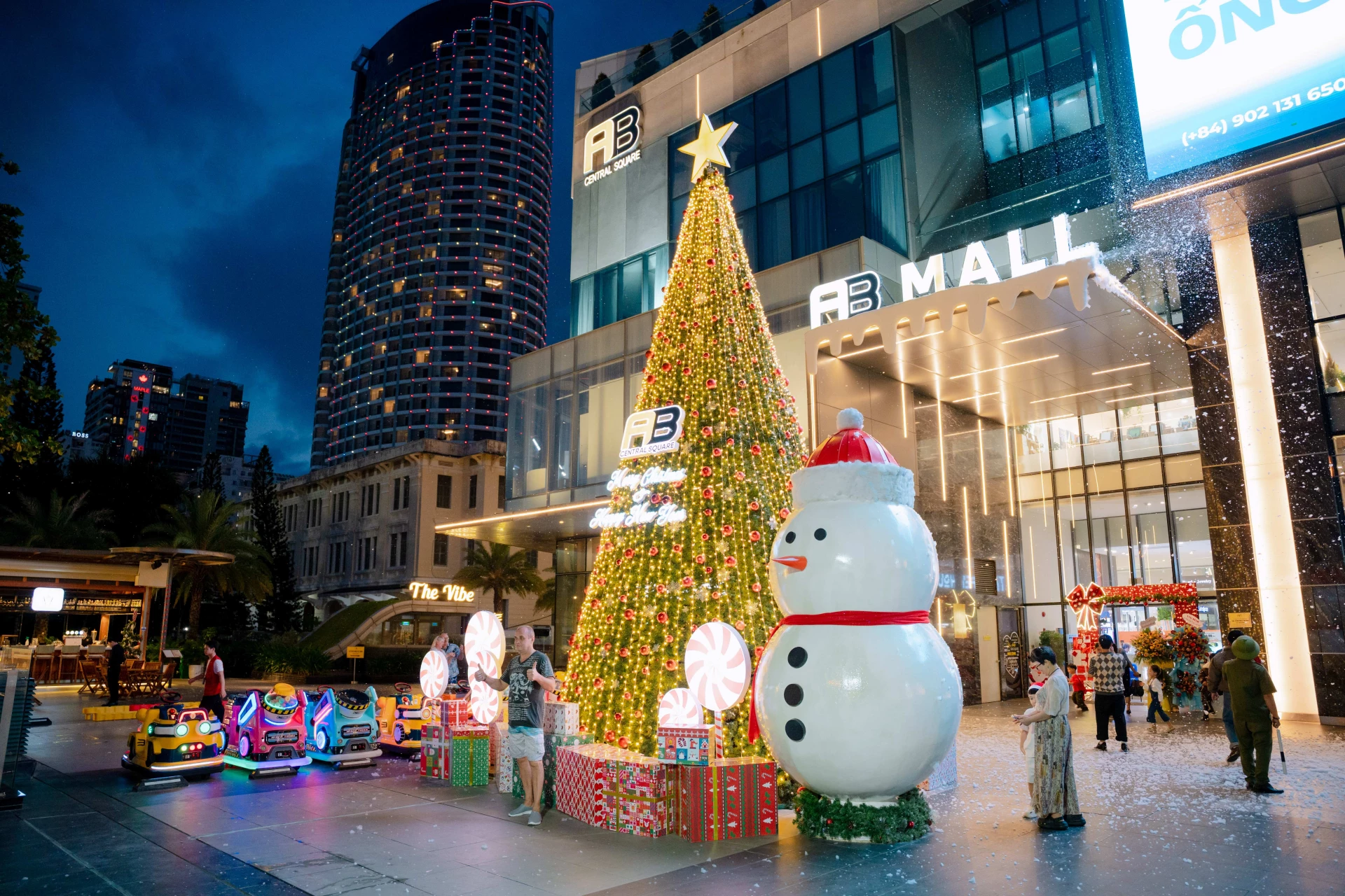 Góc trang trí Giáng sinh tại khu vực ngoài trời A&amp;B Shopping Mall.