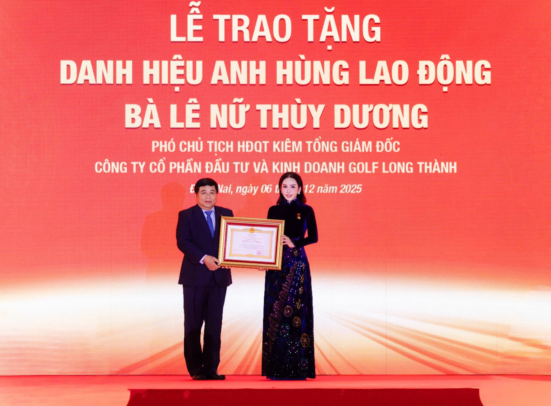 Ủy viên Trung ương Đảng, Phó Thủ tướng Chính phủ Nguyễn Chí Dũng trao danh hiệu Anh hùng Lao động cho doanh nhân Lê Nữ Thùy Dương.