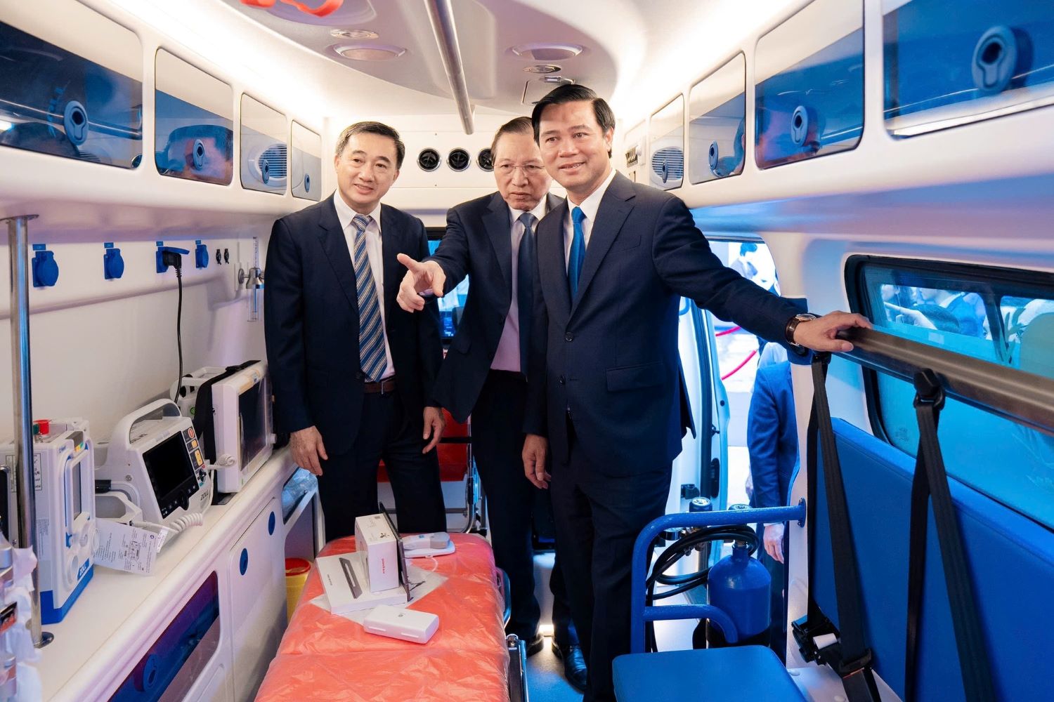 Bên trong xe cấp cứu Vingroup trao tặng.