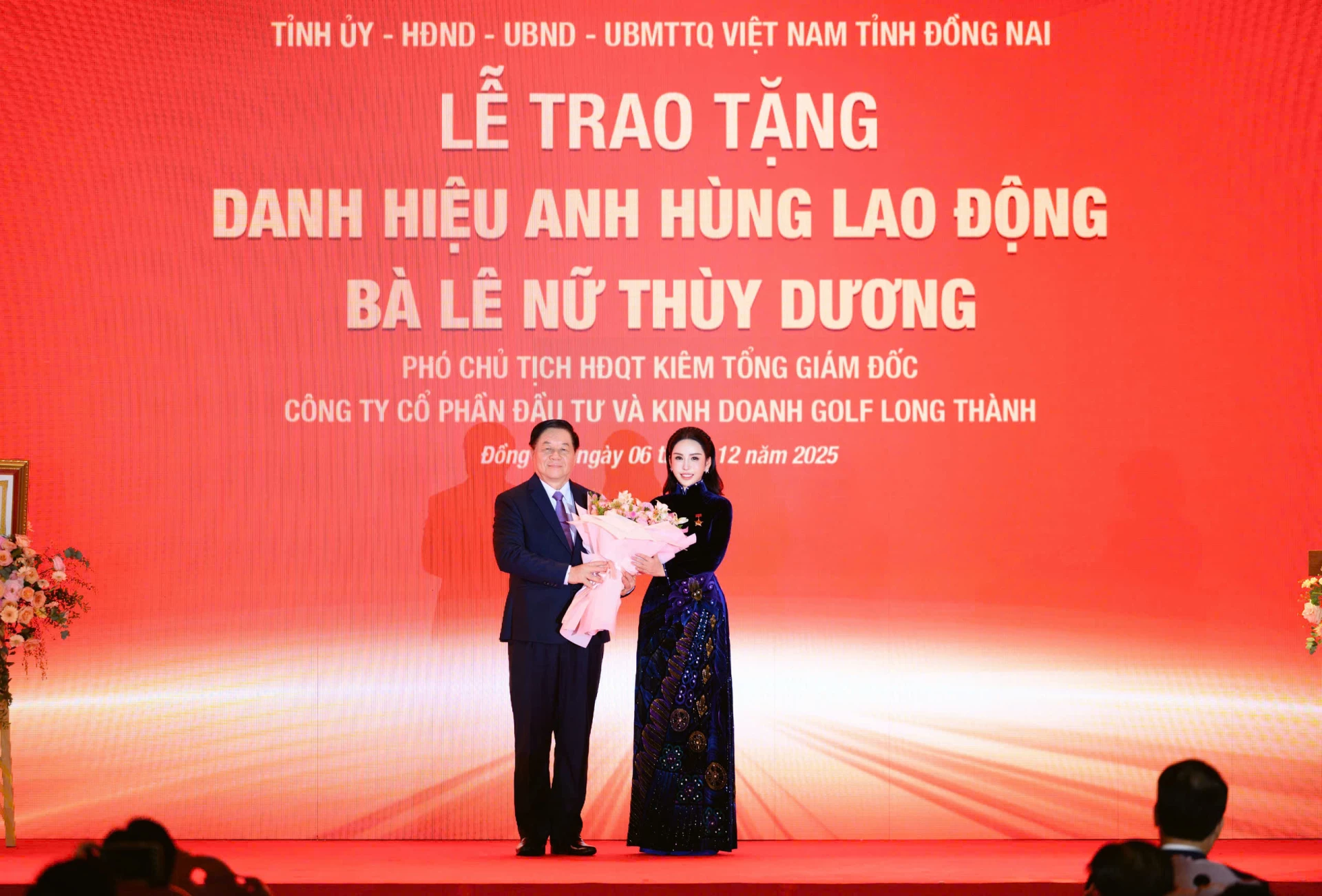 Đại tướng Nguyễn Trọng Nghĩa tặng hoa chúc mừng Anh hùng Lao động Lê Nữ Thùy Dương.