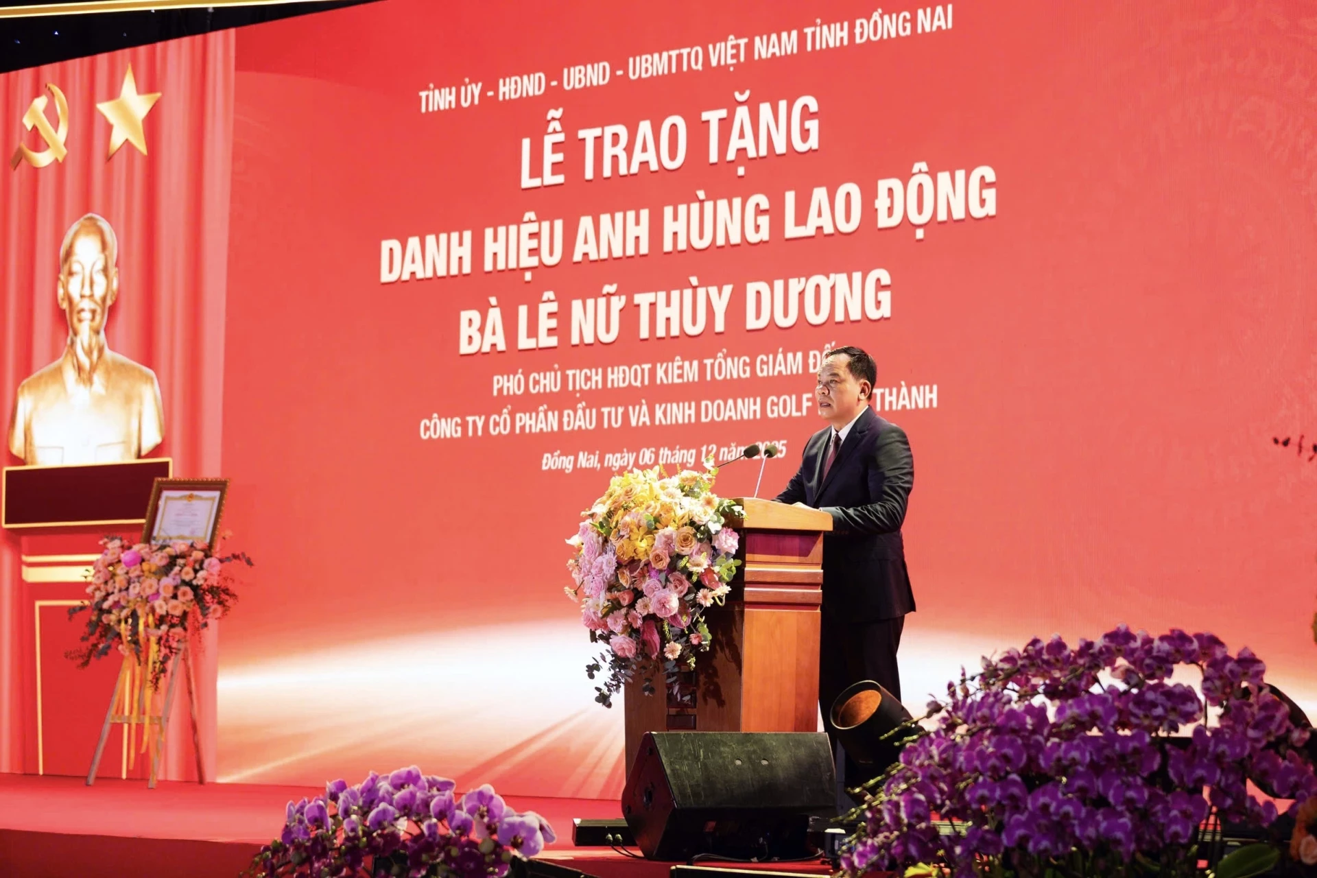 Phó Bí thư Tỉnh ủy Đồng Nai Ông Võ Tấn Đức phát biểu chúc mừng Anh hùng Lao động Lê Nữ Thùy Dương.