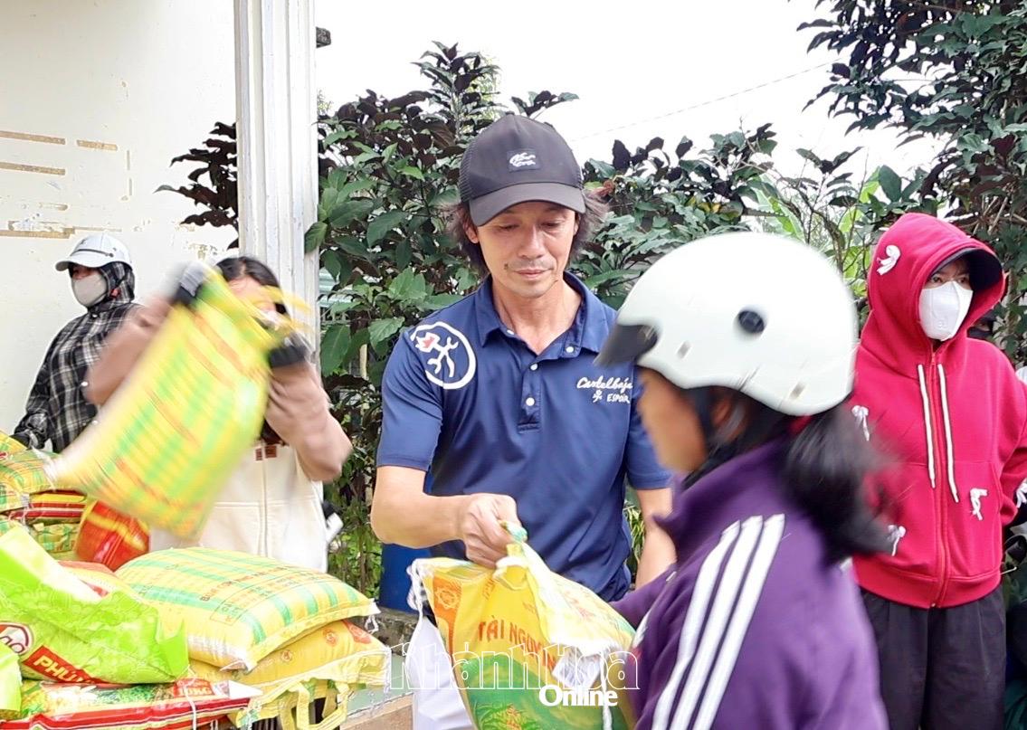 Đại diện Hội Golf Khánh Hòa tặng quà cho người dân xã Trung Khánh Vĩnh.