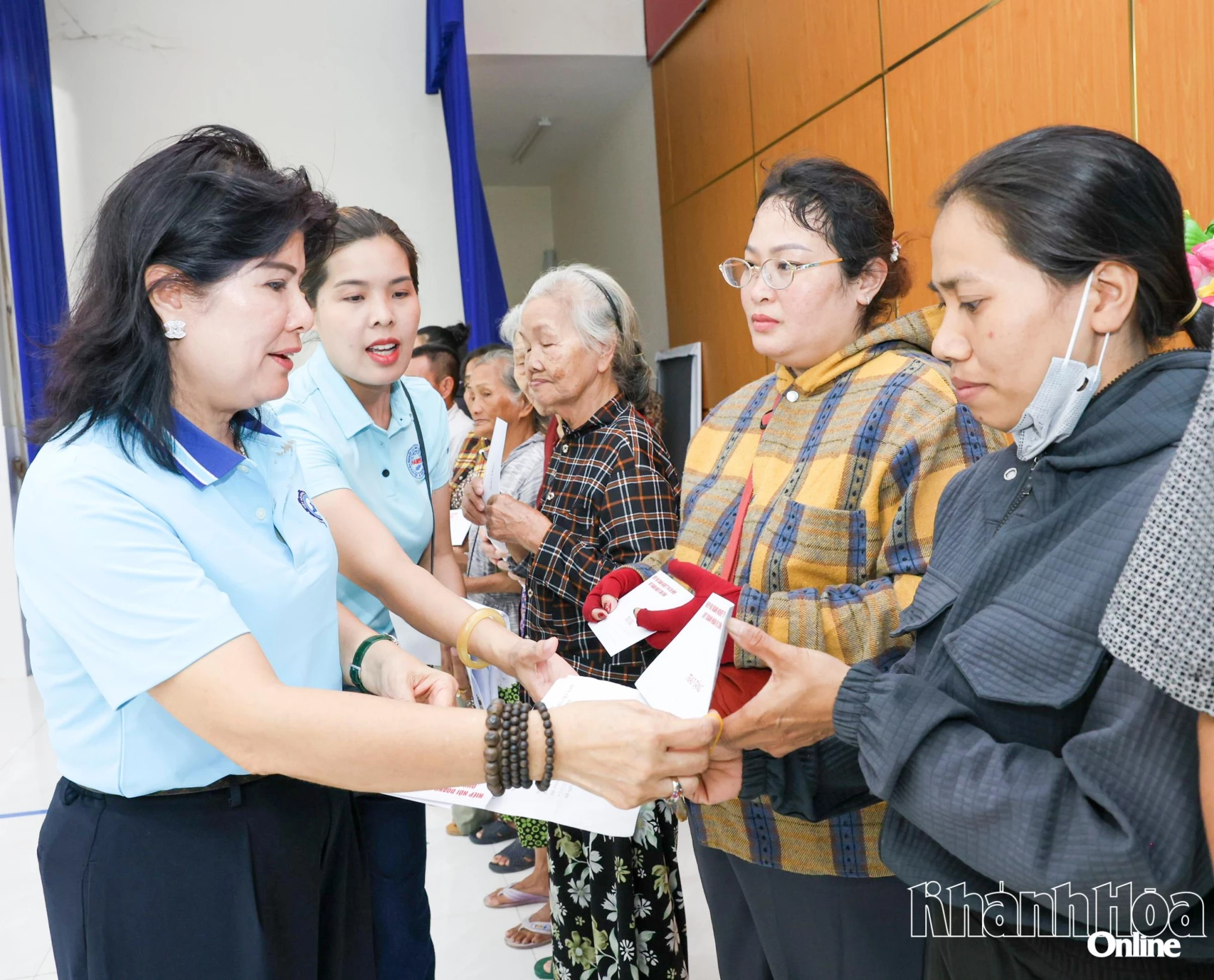 Bà Lã Thị Lan - Phó Chủ tịch Hiệp hội Doanh nghiệp TP. Hồ Chí Minh tặng quà cho người dân phường Nam Nha Trang. Ảnh: XUÂN THÀNH
