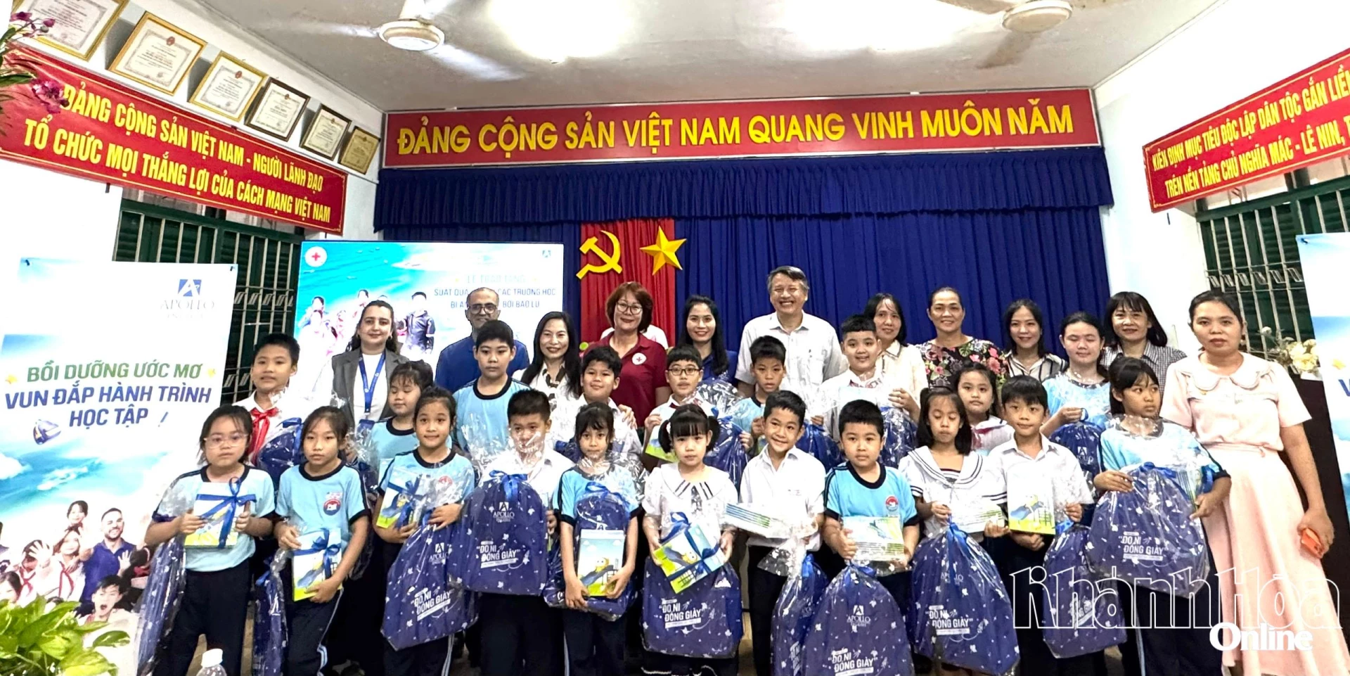 Các em học sinh Trường Tiểu học Tân Lập 2 nhận vở và balo từ chương trình