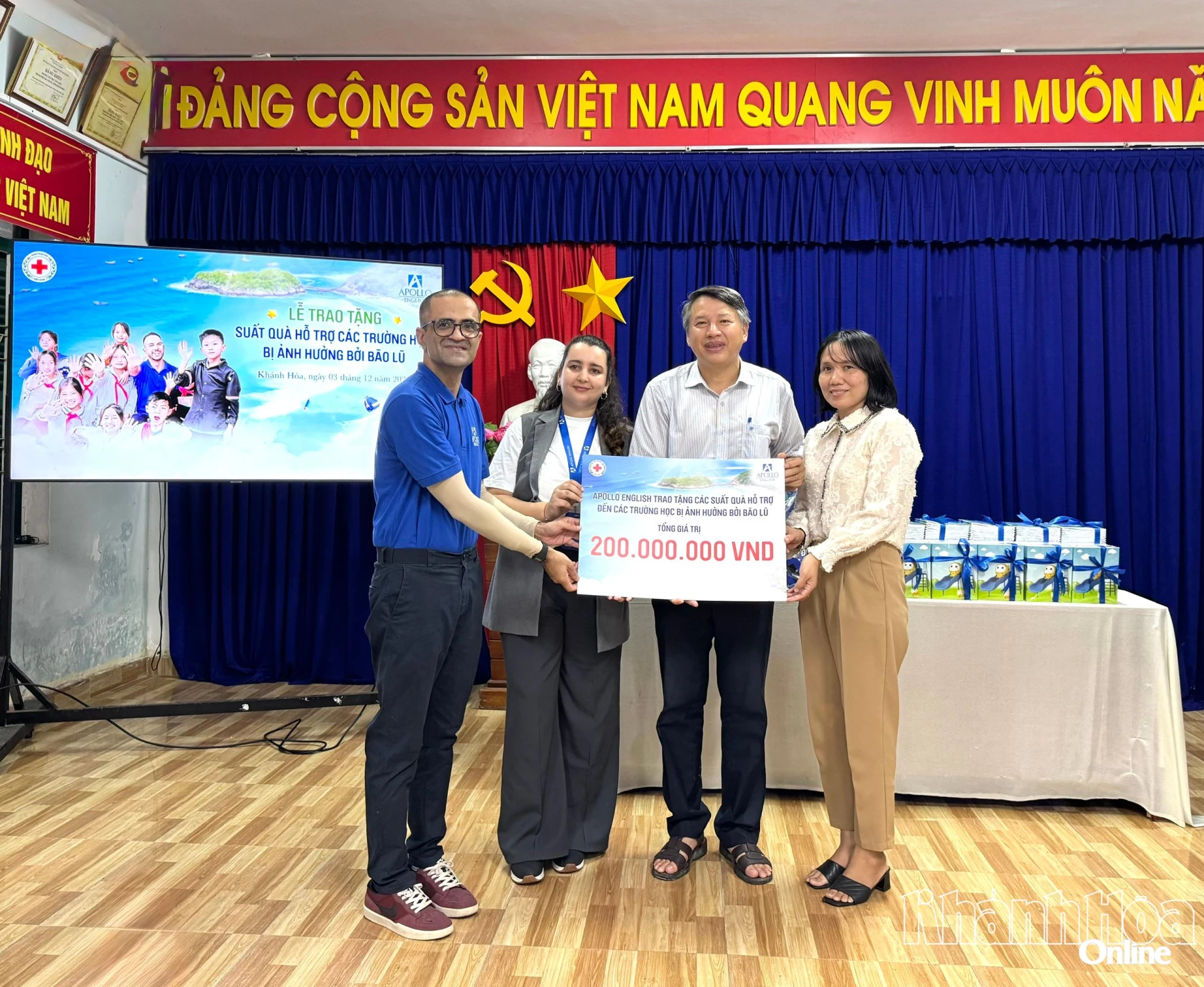 Đại điện Sở Giáo dục - Đào tạo tiếp nhận vở và balo từ Tổ chức Giáo dục và Đào tạo APOLLP Việt Nam