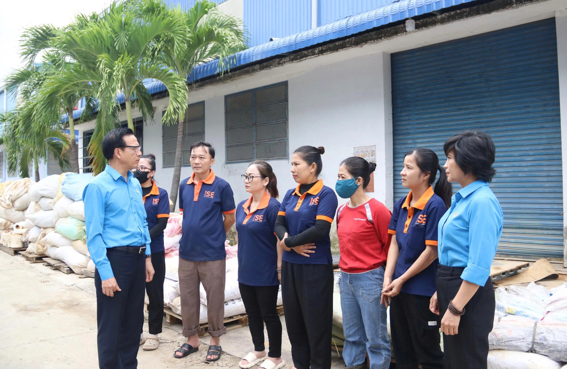 Lãnh đạo Liên đoàn Lao động tỉnh thăm hỏi công nhân tại Cụm công nghiệp Diên Phú trở lại nhà máy sau mưa lũ.