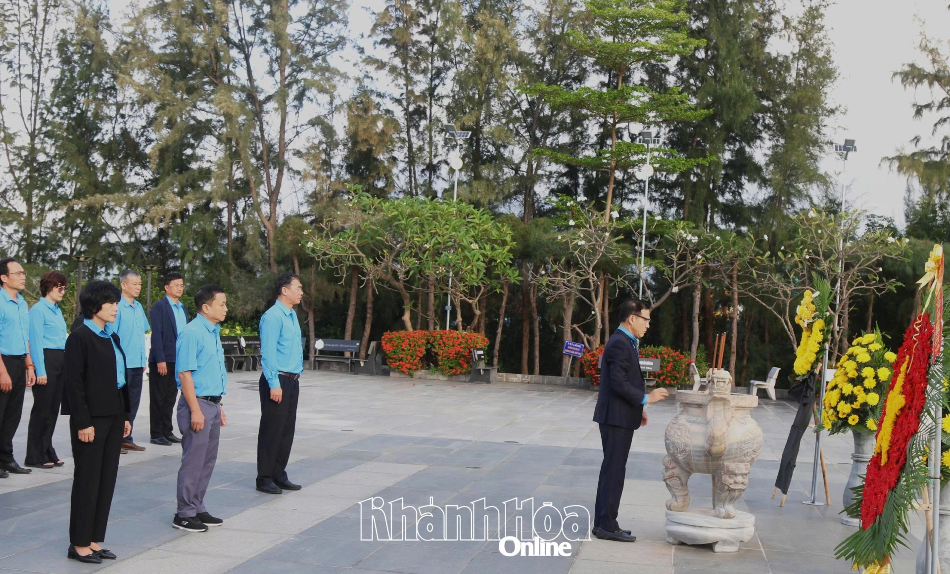 Các đại biểu dâng hương, dâng hoa tưởng nhớ các anh hùng, liệt sĩ tại Khu tưởng niệm chiến sĩ Gạc Ma.