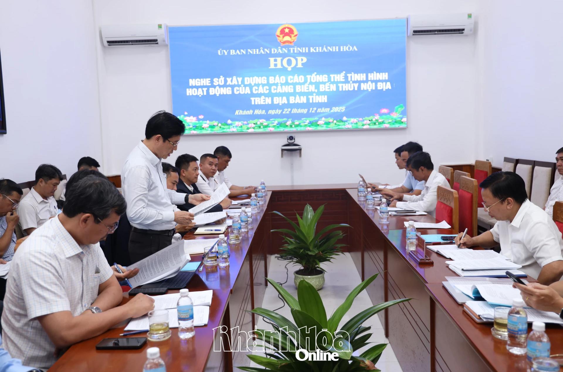 Lãnh đạo Sở Xây dựng báo cáo tình hình hoạt động của các cảng biển, bến thủy nội địa.