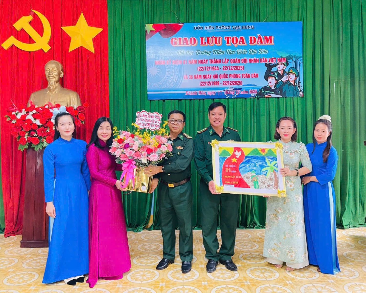 Ban Giám hiệu Trường Mầm non Vạn Lương tặng quà cho cán bộ, chiến sĩ Đồn Biên phòng Vạn Hưng.