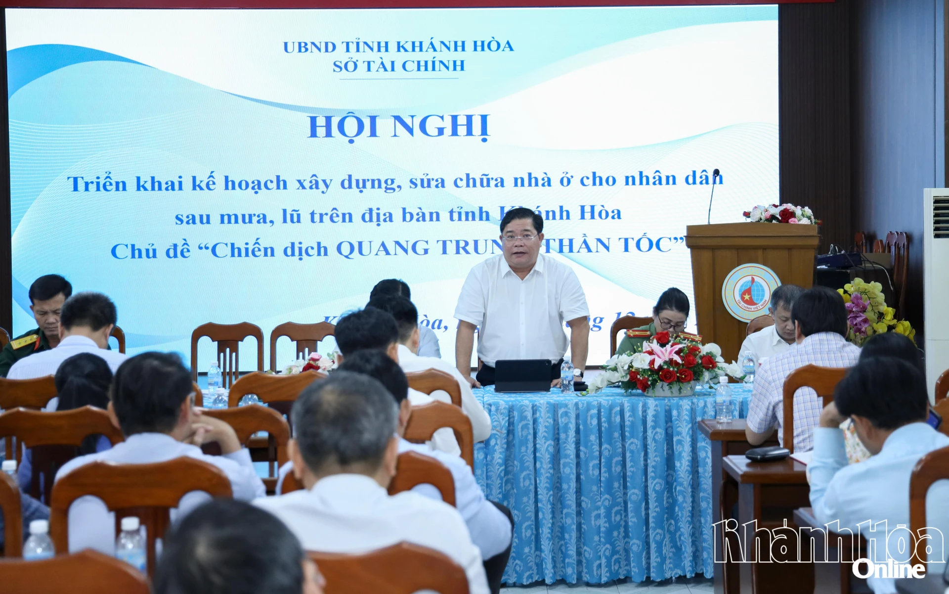 Quang cảnh cuộc họp.