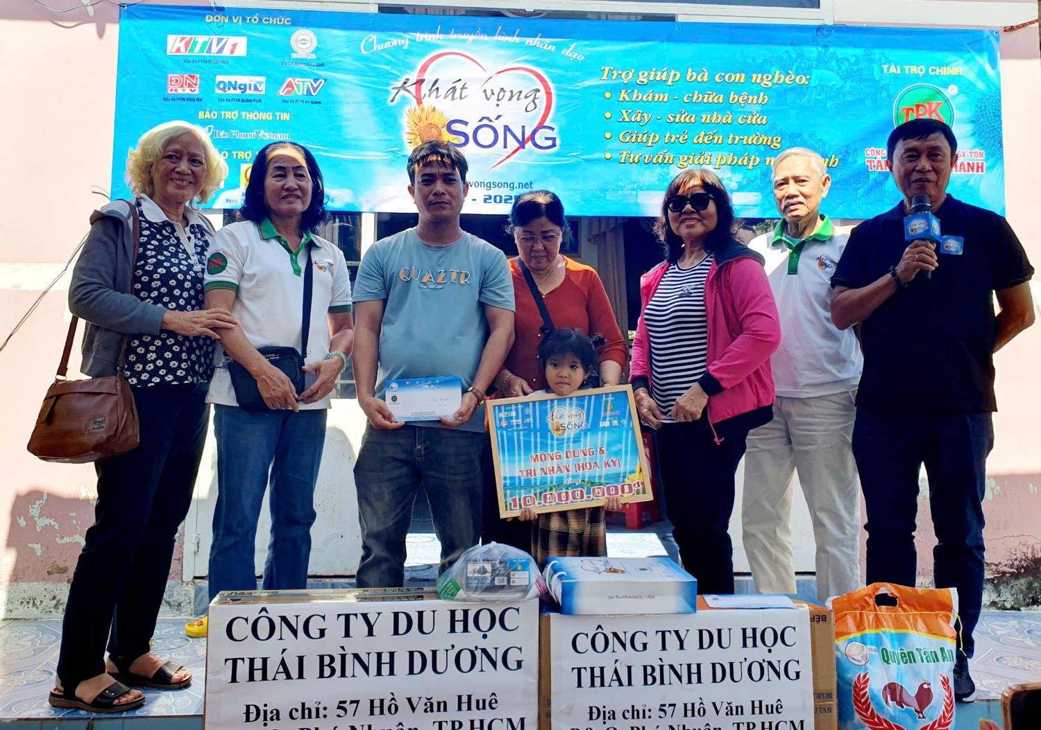 Ban tổ chức cùng các mạnh thường quân trao quà hỗ trợ cho gia đình anh Trần Tuấn Vũ tại chương trình.