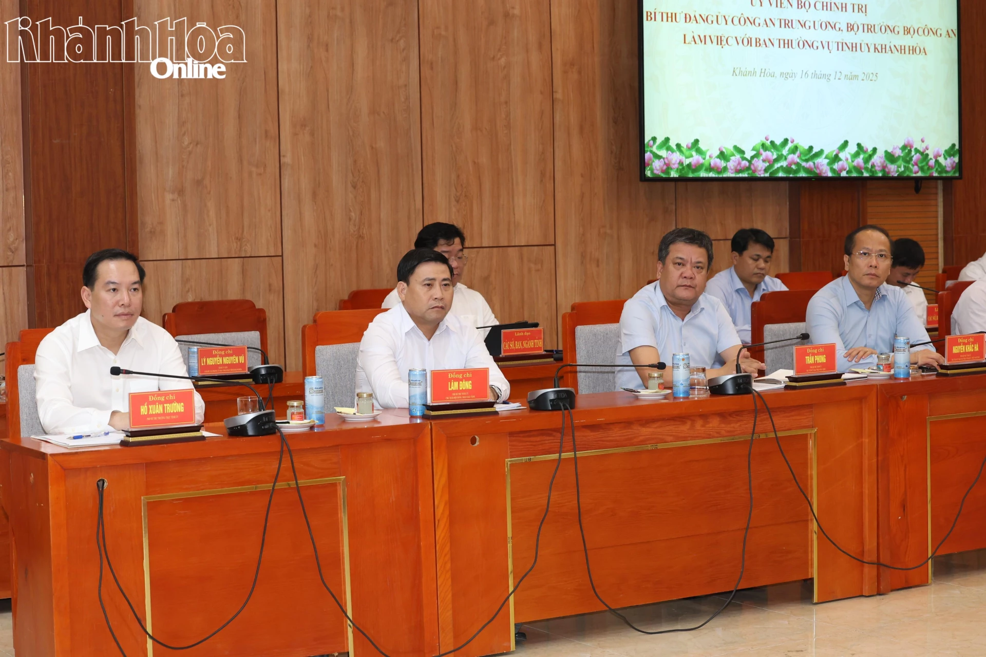 Các đồng chí Thường trực Tỉnh ủy tham dự buổi làm việc.