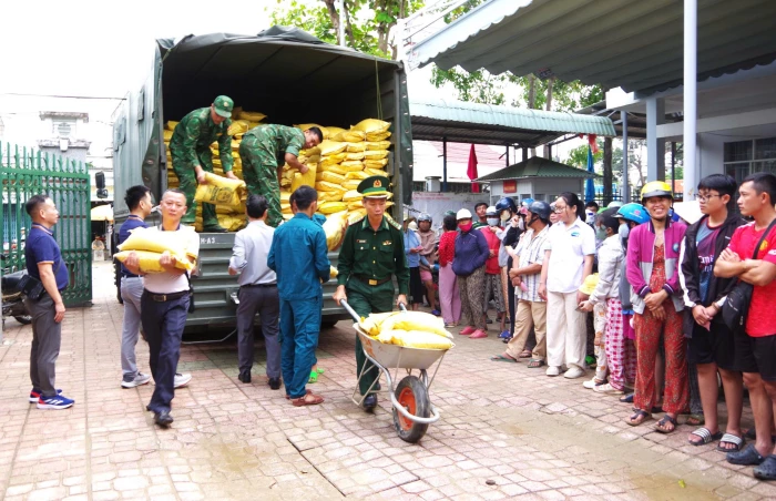 Bộ đội Biên phòng tỉnh Khánh Hòa phối hợp trao 20 tấn gạo và 384 suất quà hỗ trợ người dân bị thiệt hại do mưa lũ