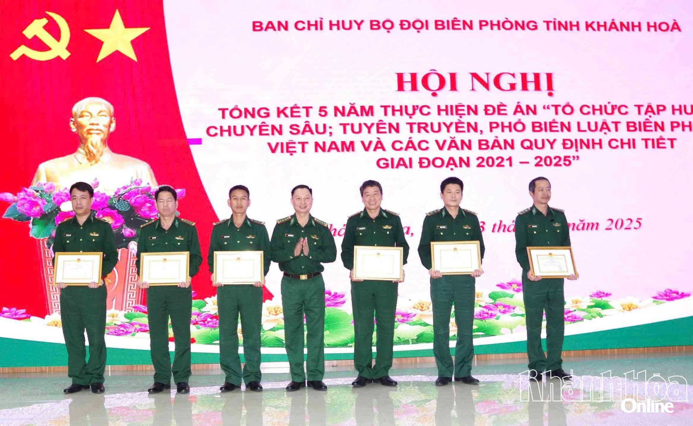 Đại tá Nguyễn Doãn Hòa - Chính ủy Ban Chỉ huy Bộ đội Biên phòng tỉnh trao giấy khen cho các tập thể có thành tích xuất sắc trong thực hiện đề án.