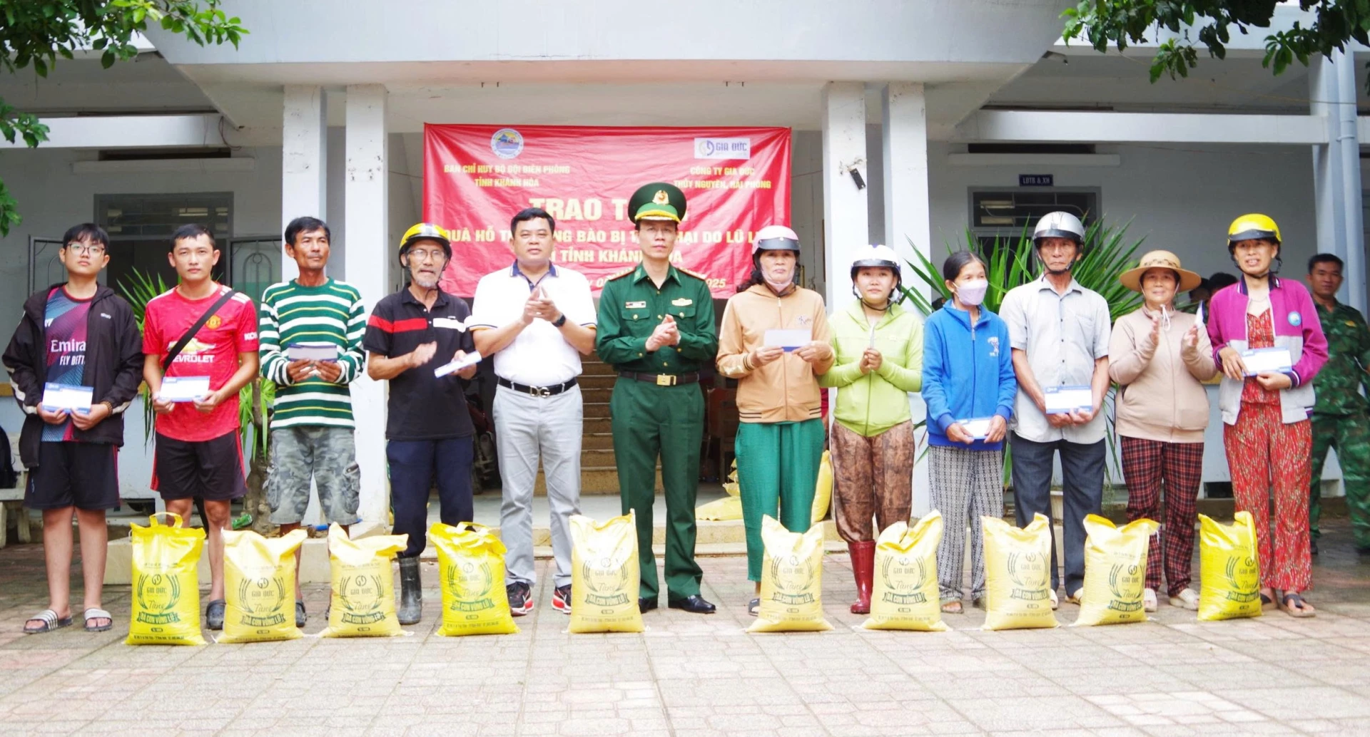 Lãnh đạo Bộ đội Biên phòng tỉnh và Công ty Cổ phần Dịch vụ Công nghiệp Gia Đức (TP. Hải Phòng) tặng quà hỗ trợ cho người dân phường Bắc Nha Trang.