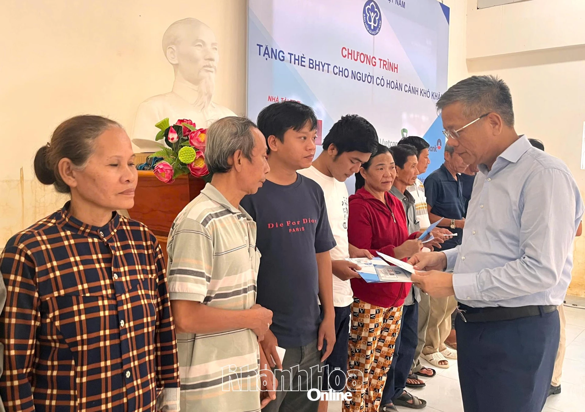 Ông Trần Đình Liệu - Phó Giám đốc Bảo hiểm xã hội Việt Nam tặng thẻ bảo hiểm y tế cho người dân xã Diên Điền.