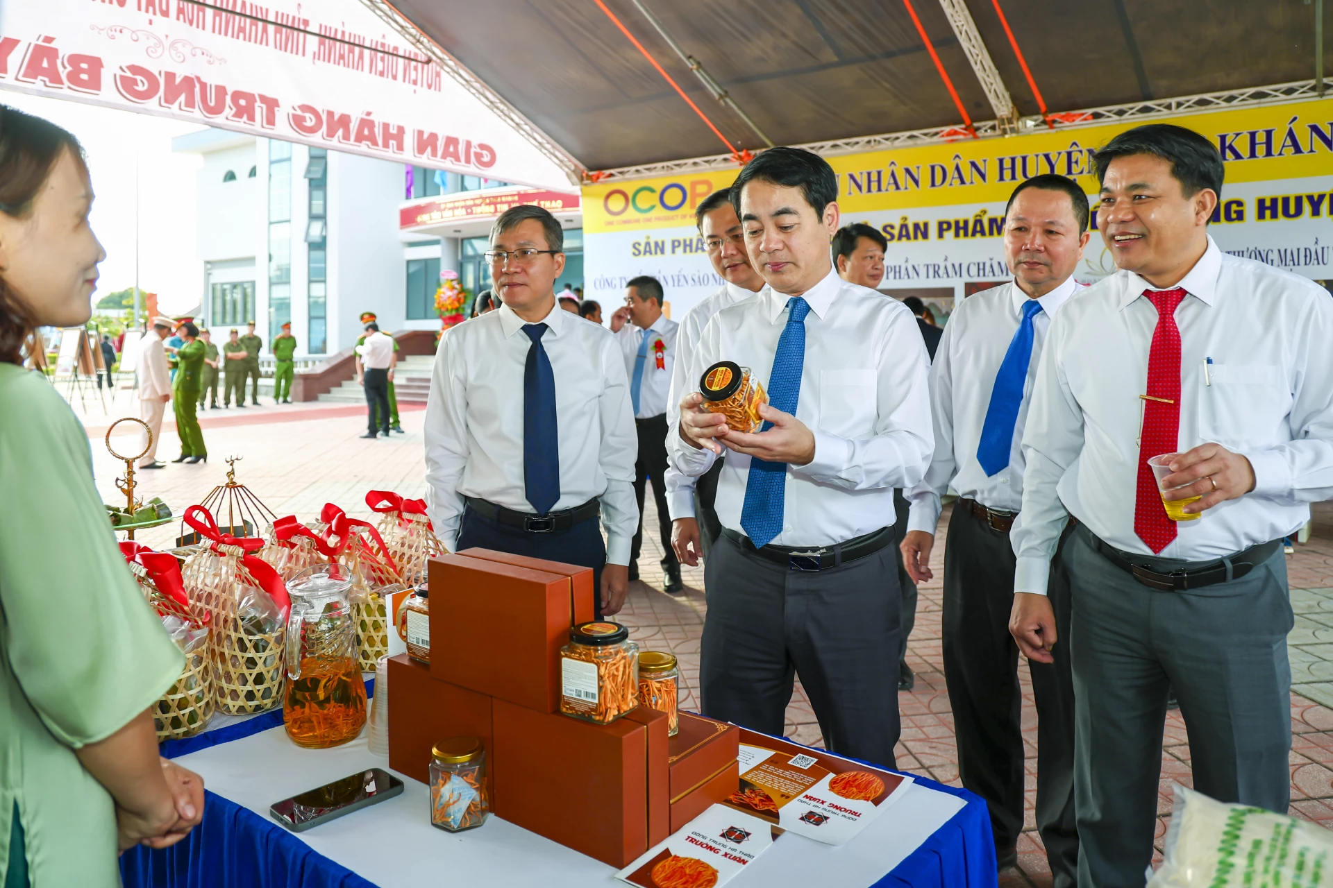 Bí thư Tỉnh ủy Nghiêm Xuân Thành trao đổi với nông dân sản xuất nấm đông trùng hạ thảo tại xã Diên Khánh.