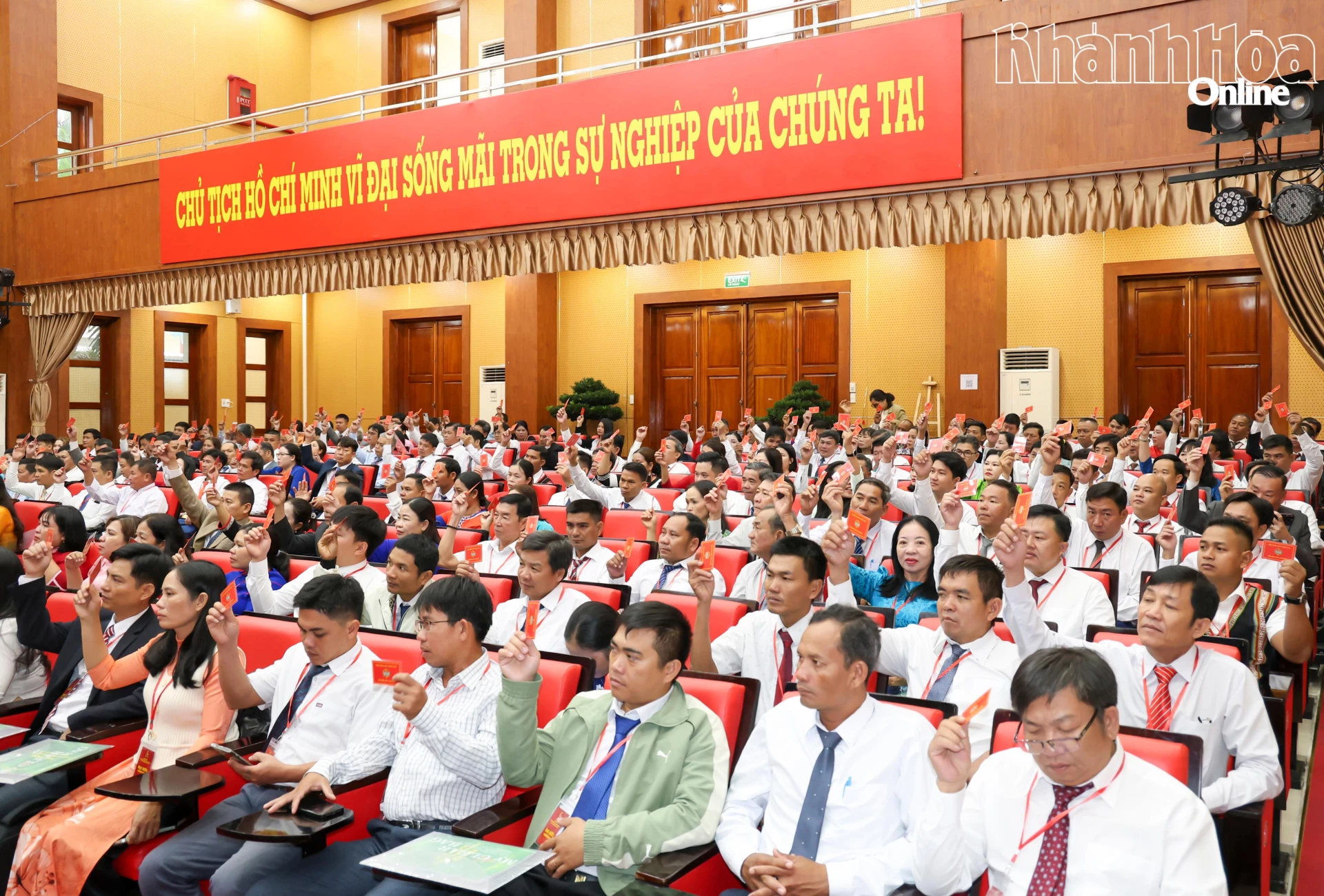 Các đại biểu biểu quyết thông qua nhân sự Đoàn Chủ tịch điều hành đại hội