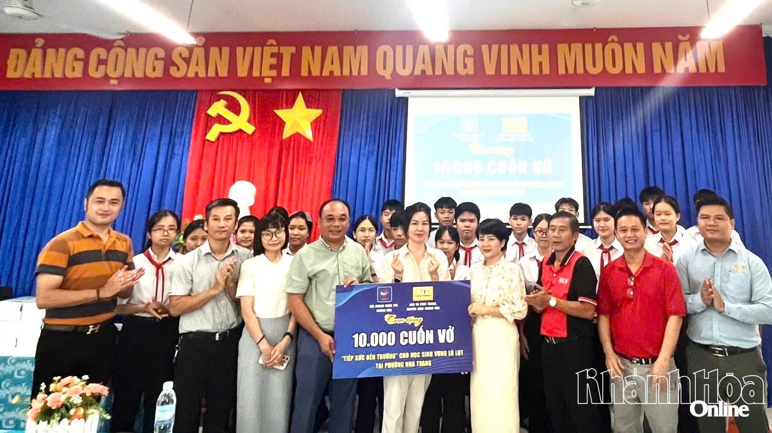 

Đoàn trao tặng vở cho Trường THCS Trưng Vương. 