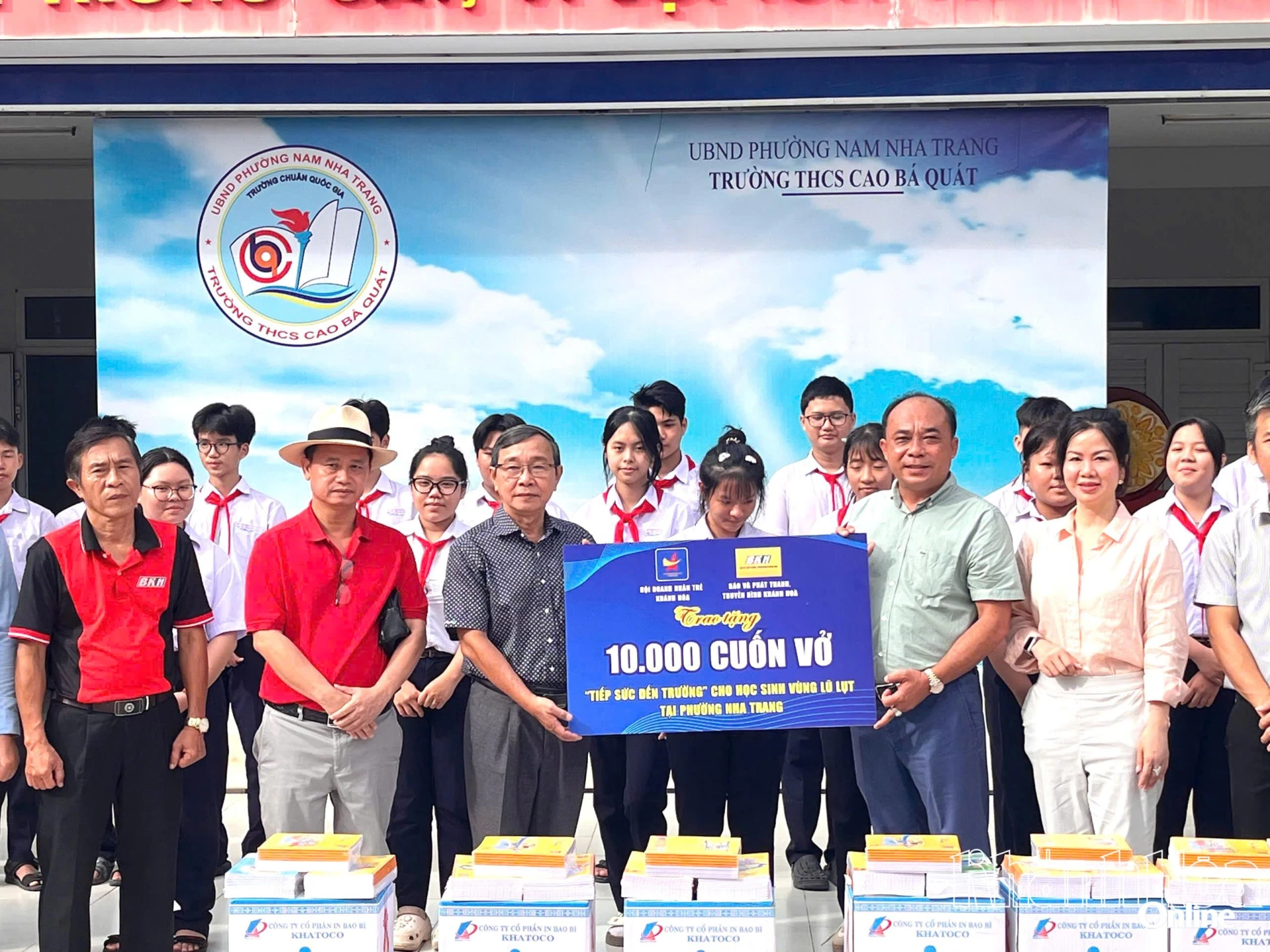 Đoàn trao vở cho Trường THCS Cao Bá Quát. 