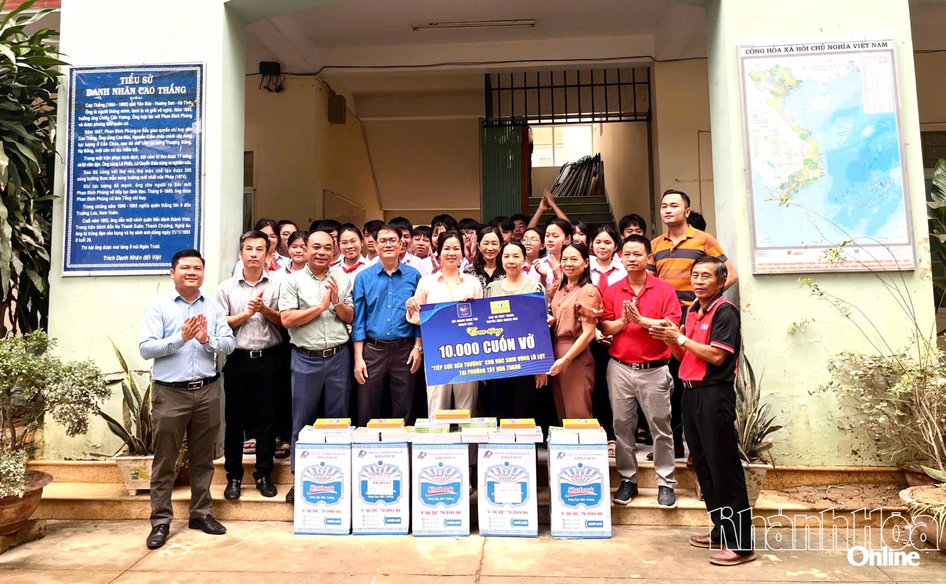 Đoàn trao vở cho Trường THCS Cao Thắng. 