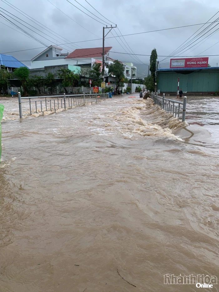 Mưa lớn gây ngập một số tuyến đường tại xã Vĩnh Hải